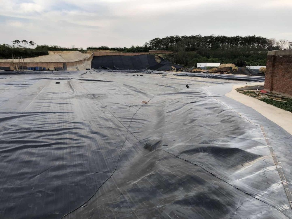 河南螺口垃圾填埋廠滲濾液池覆蓋膜施工案例